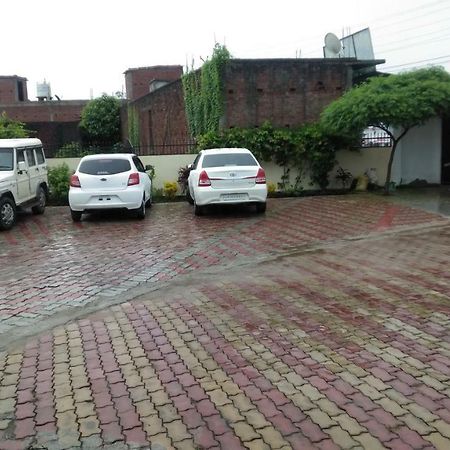 Hotel The Ideal Kushinagar Exteriör bild