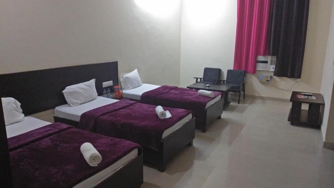 Hotel The Ideal Kushinagar Exteriör bild