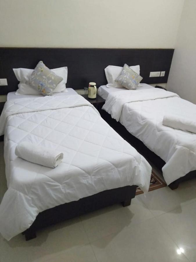 Hotel The Ideal Kushinagar Exteriör bild